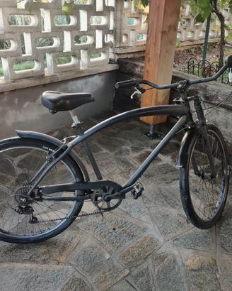 bicicletta nera cruiser 