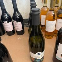 Bottiglie di vino bianco/ rosso sigillate