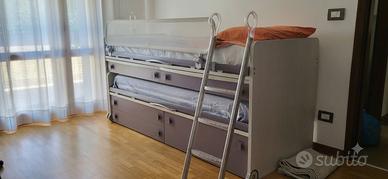 Letto multifunzionale con due scrivanie e cassetti