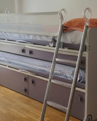 Letto multifunzionale con due scrivanie e cassetti