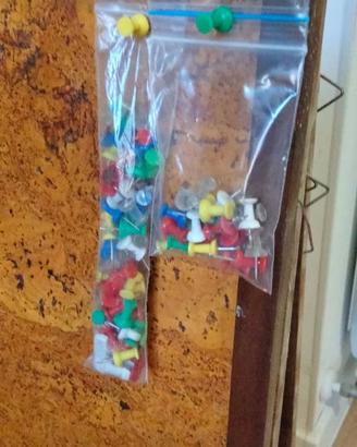 Lotto 4 Bacheche Puntine Ganci per Muro