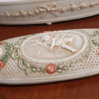 Antico cofanetto in ceramica con puttino alato