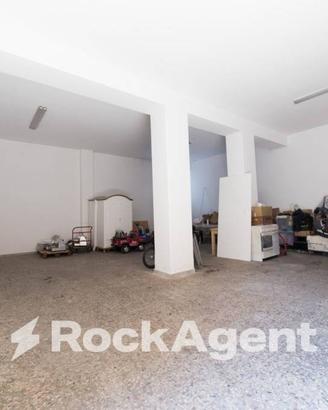 ACIREALE - AMPIO NEGOZIO CON DUE VETRINE SU STRADA