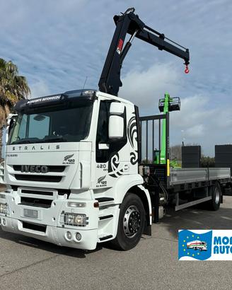 Iveco Stralis 420 pianale con rampe e Gru