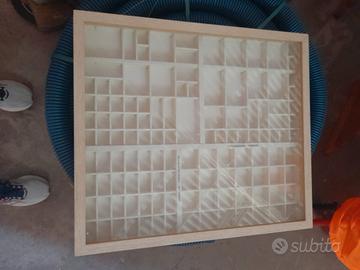 Bacheca per collezionisti, legno e davanti vetro