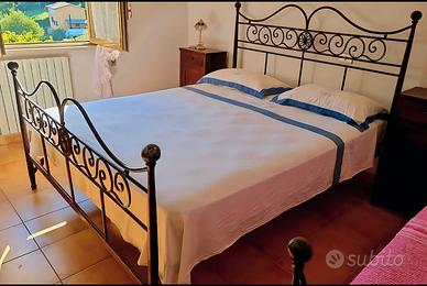 Letto matrimoniale in ferro battuto marrone