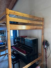 Letto a una piazza e mezza rialzato in legno