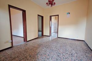 Appartamento trivano con terrazza da ristrutturare