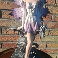 Fata elfa Cirerina con statua di drago nero resin 