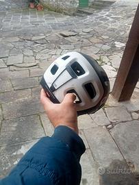 Casco poc uomo pari al nuovo