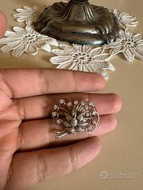 Spilla in oro bianco 18 carati con diamanti