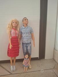 famiglia e macchina di barbie