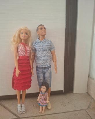 famiglia e macchina di barbie