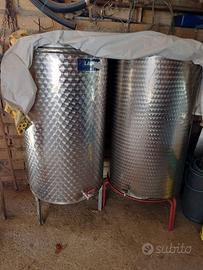 2 Contenitori inox cilindrici olio /vino 500 L.