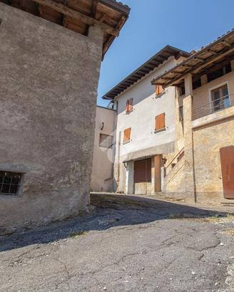 CASA SEMINDIPENDENTE A AGNOSINE