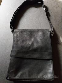 Borsa in pelle nera tracolla 
