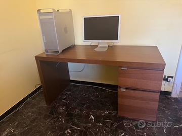 Scrivania in legno con cassettiera
