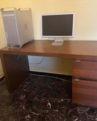 Scrivania in legno con cassettiera
