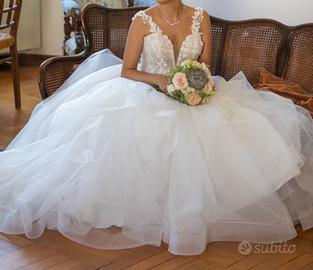 Abito da sposa con corpetto ricamato e gonna tulle