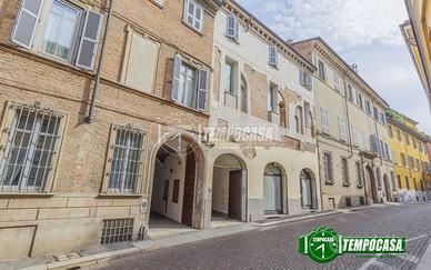 Bilocale ristrutturato con taverna in centro