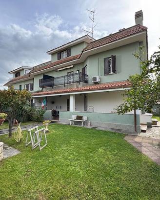 Villa di 350 m² con più di 5 locali a Roma