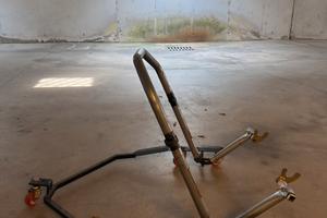 Cavalletto alzamoto con ruote piroettanti