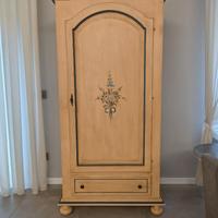 Armadio decorato a mano