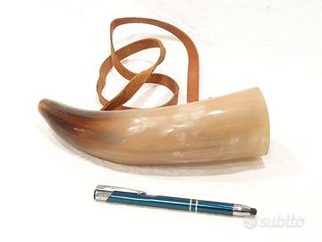 Corno di bue naturale con cinghia in cuoio