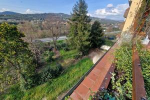 Palazzo / Stabile di 500 m² con più di 5 locali a 