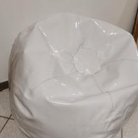 Poltrona bean-bag bianca o nera.
