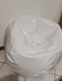 Poltrona bean-bag bianca o nera.