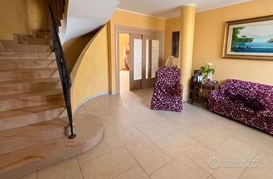 Intera proprietà: giardino, garage e terrazzo