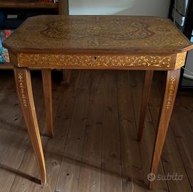 TAVOLINO IN LEGNO INTARSIATO