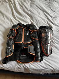 Pettorina e ginocchiere cross-enduro