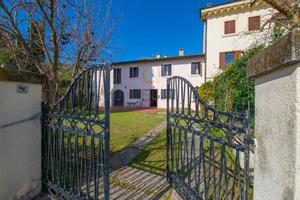 Rustico / Casale di 200 m² con più di 5 locali e b