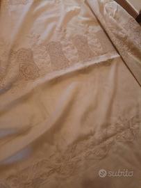 Tenda nuova in shantung in seta ricamata .