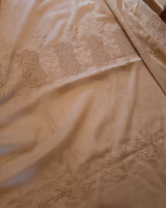 Tenda nuova in shantung in seta ricamata .