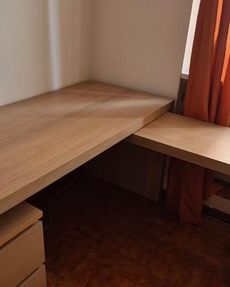 Scrivania MALM Ikea con piano estraibile e cassett