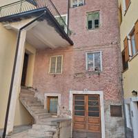 Casa su tre piani indipendente in centro turistico