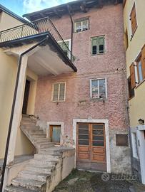 Casa su tre piani indipendente in centro turistico