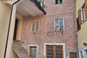 Casa su tre piani indipendente in centro turistico