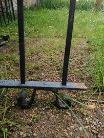 Antica ringhiera per balcone in ferro battuto