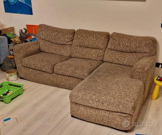 Divano 3 posti con sceslong e cassone