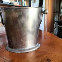 Cestello per il ghiaccio. Penso che sia in ottone