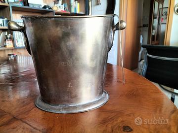 Cestello per il ghiaccio. Penso che sia in ottone