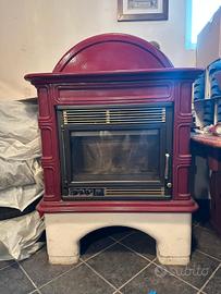 stufa in ceramica combustione a pellet o legna