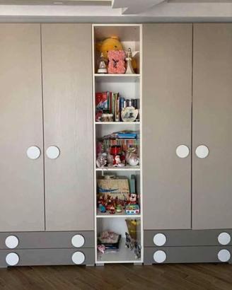 Cameretta camera bambini con letto montessoriano