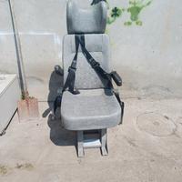 Sedili universali con cinture e appoggiatesta
