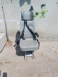 Sedili universali con cinture e appoggiatesta