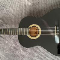 Chitarra nera con accessori